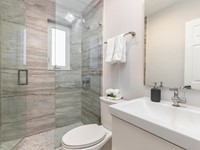 ¿Cómo puede una buena iluminación hacer que tu baño parezca más grande?